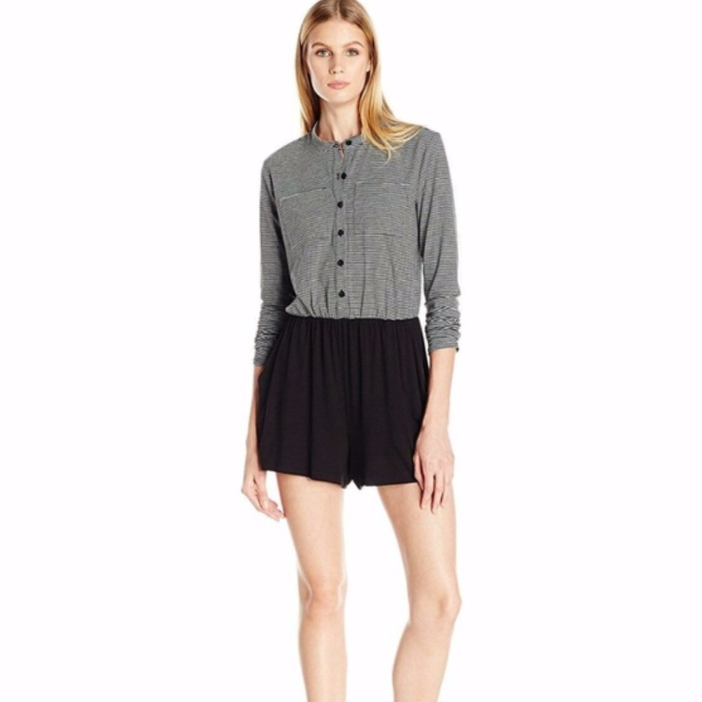 NWT $88 BCBGeneration Women's Pocket Front Romper in size XS!